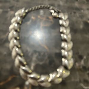Vintage Elegant Silver Tone Necklace!